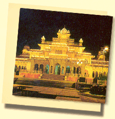 Das Museum - Albert Hall in Jaipur in der Nacht beleuchtet.