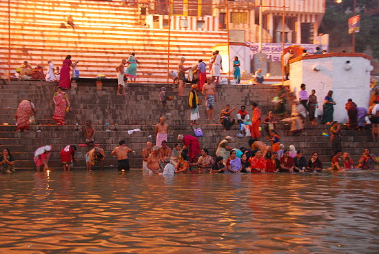 Badende-Pilger-im-Ganges-Varanasi