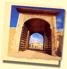 Nachbildung des  Altes Tour zu einem Palast in Rajasthan !