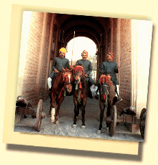 Rajputi  Soldaten aus Rajasthan vor dem Tor eines Fortes ! 