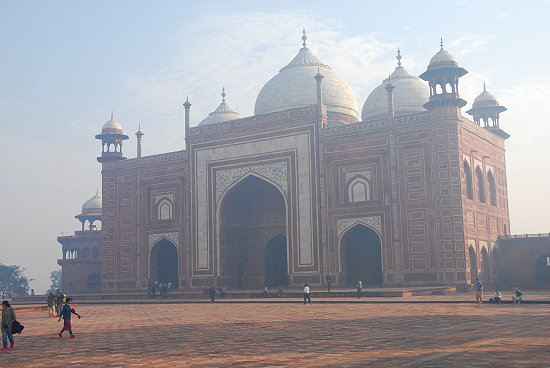 Rasthaus-auf-der-oestlichen-Seite-des-Taj-Mahals